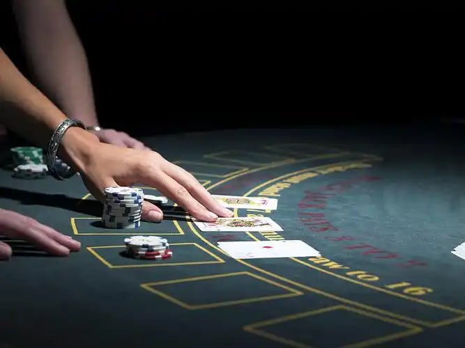 Layar perangkat Android menampilkan aplikasi pokerace99 dengan navigasi sederhana dan tombol responsif